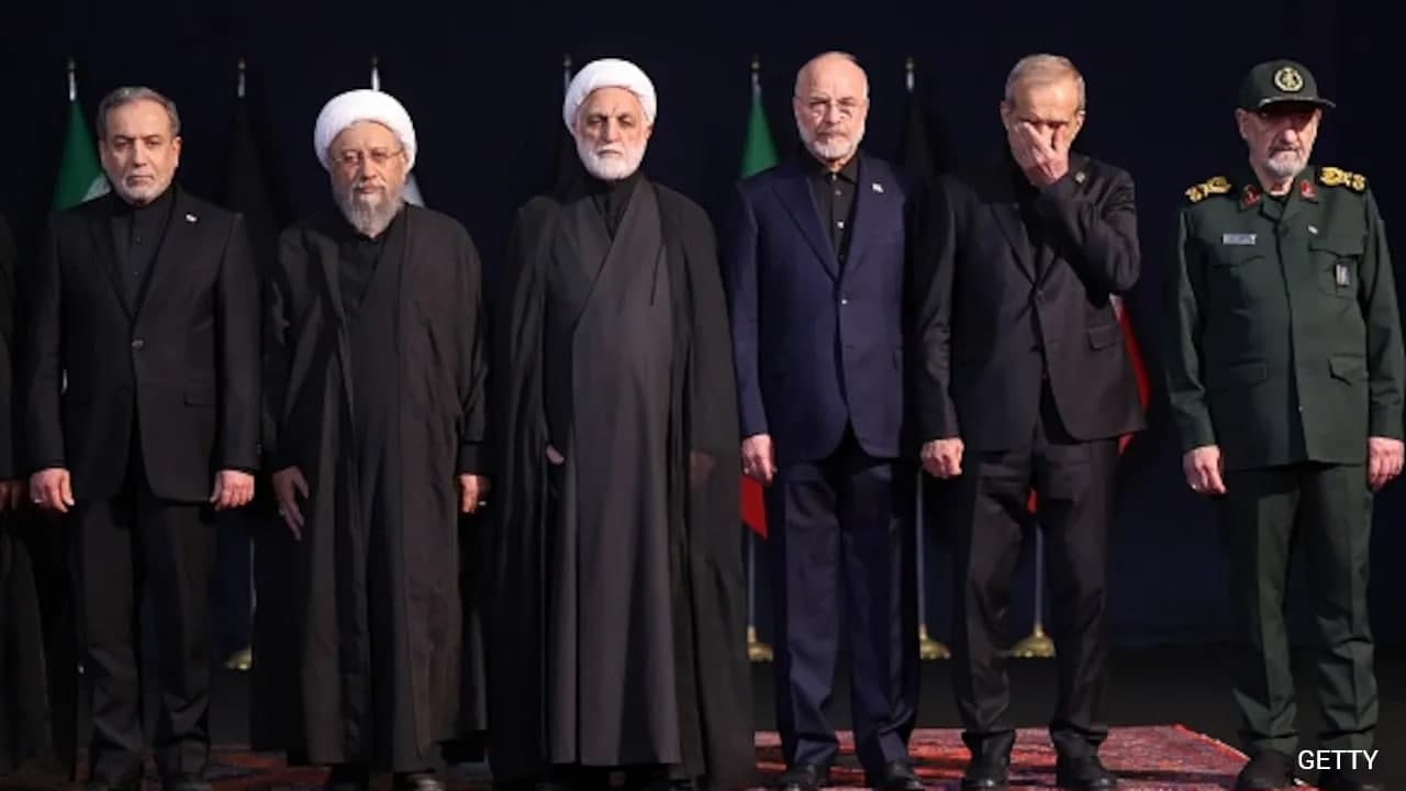 इران के कट्टरपंथी नेतृत्व पर भड़के