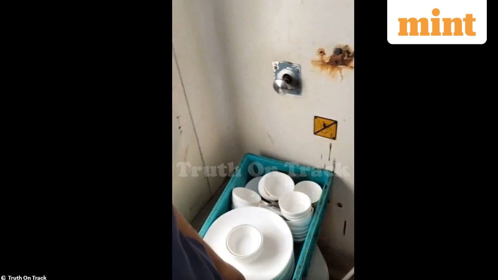 भारतीय रेल के शॉकिंग वीडियो में उत्तरणीय बर्तन धोने का मामला